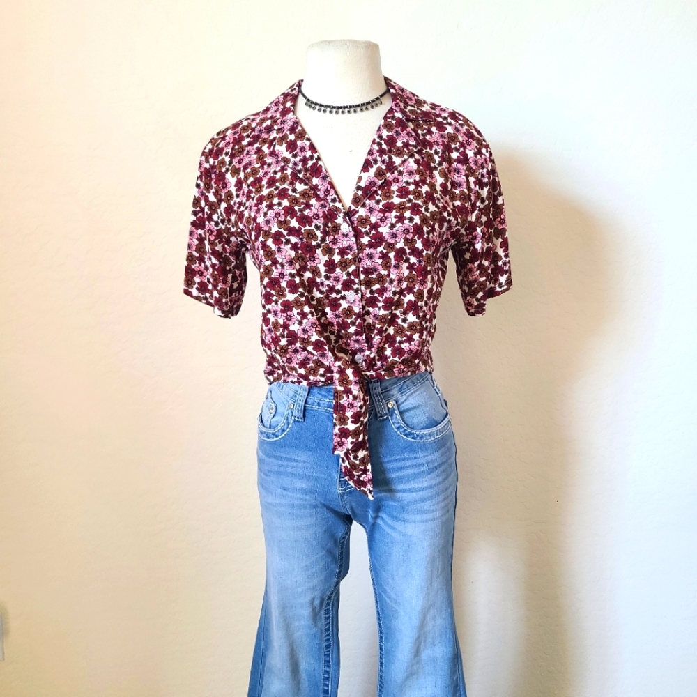 💜2 for 25$Floral Vintage Style Button Down Crop Top Collar Plastic Buttons NWT